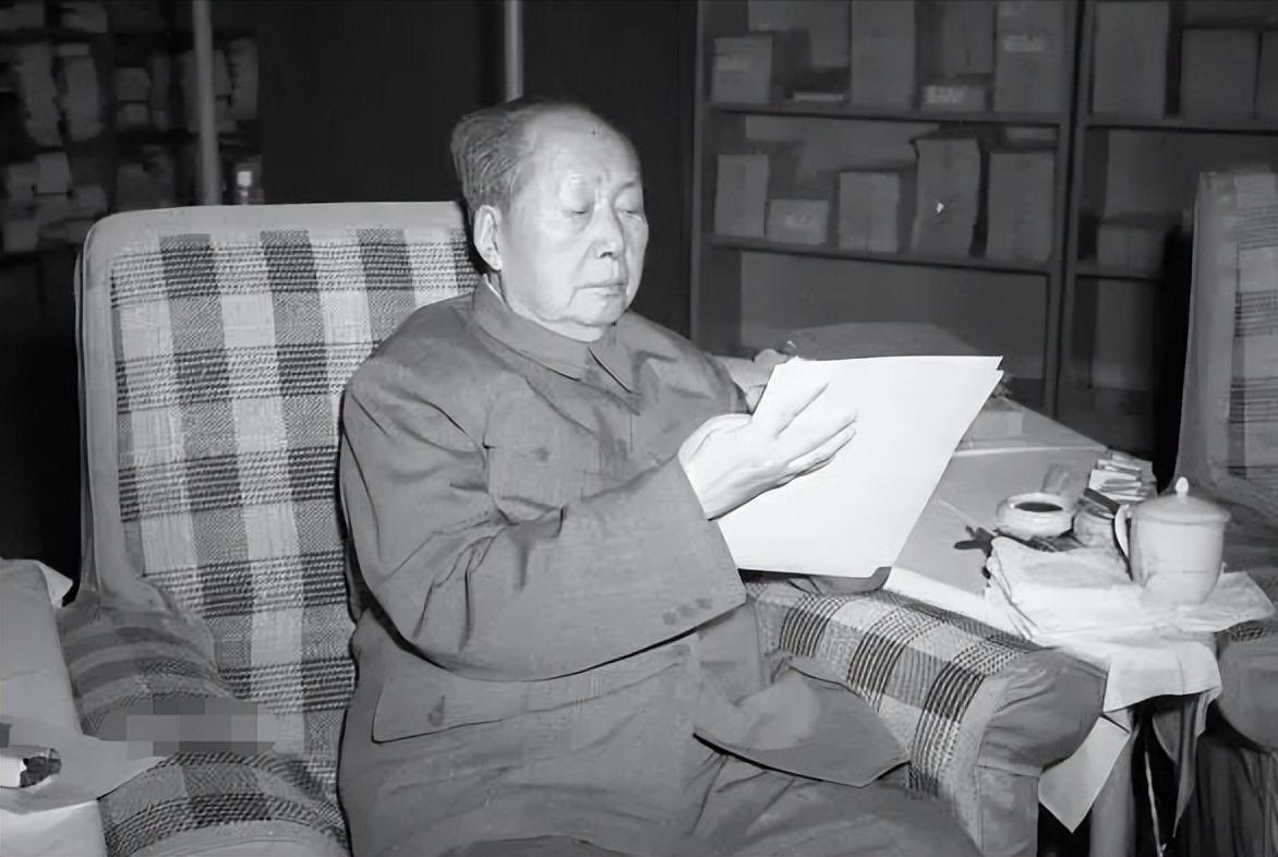 关于毛主席让人感动的五件事，鲜为人知
 
第一：卫士发现他睡在地板上
 
196