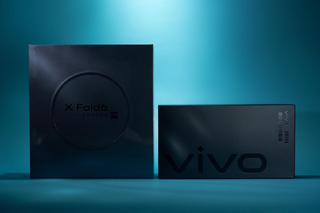 vivoXFold6今天正式开售，我们也拍了组开箱图，蓝洞配色，这台折叠屏手机搭