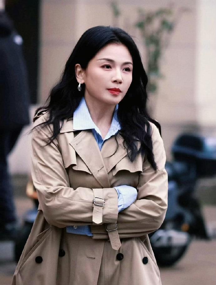 最近刘涛在参加综艺节目的时候搭配的很有高级感，看起来也很有潇洒时尚魅力。

她里