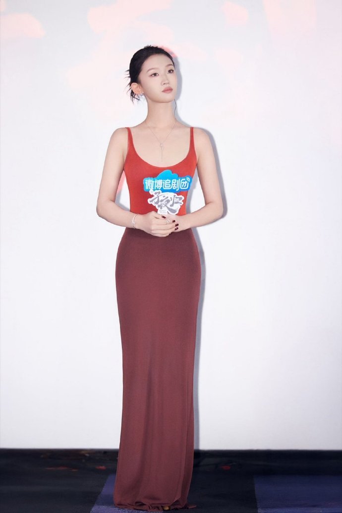 王佳怡清冷蛇系美人  王佳怡演的蛇公太有感觉了，那种清冷又神秘的气息，配上她那高
