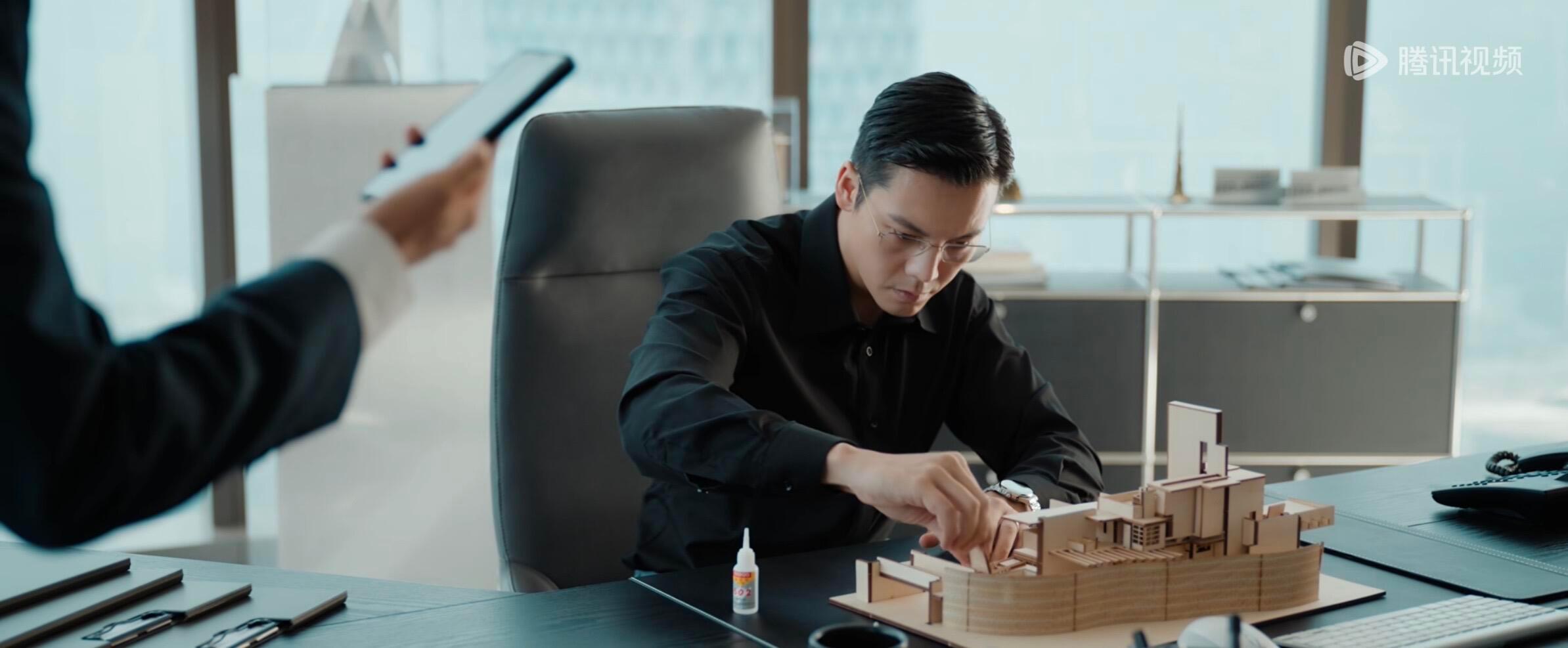 看到评论区，真是笑发财了“好命哥再干几年建筑确实需要女主直播去还债”“男主再搞几