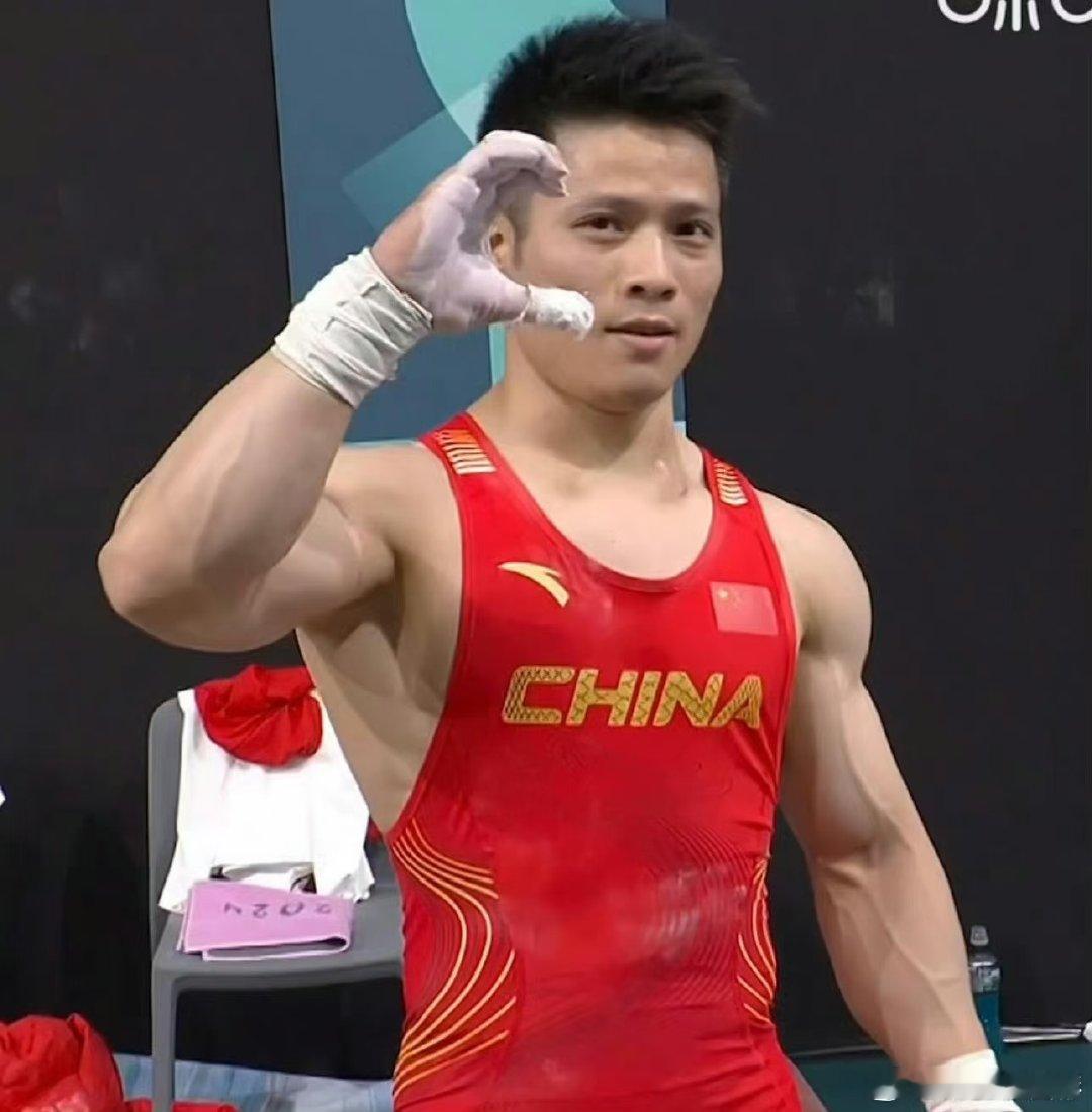 #李发彬说这次的奥运赛场很享受##李发彬脸颊比心##当奥运遇到全民健身日#举重台