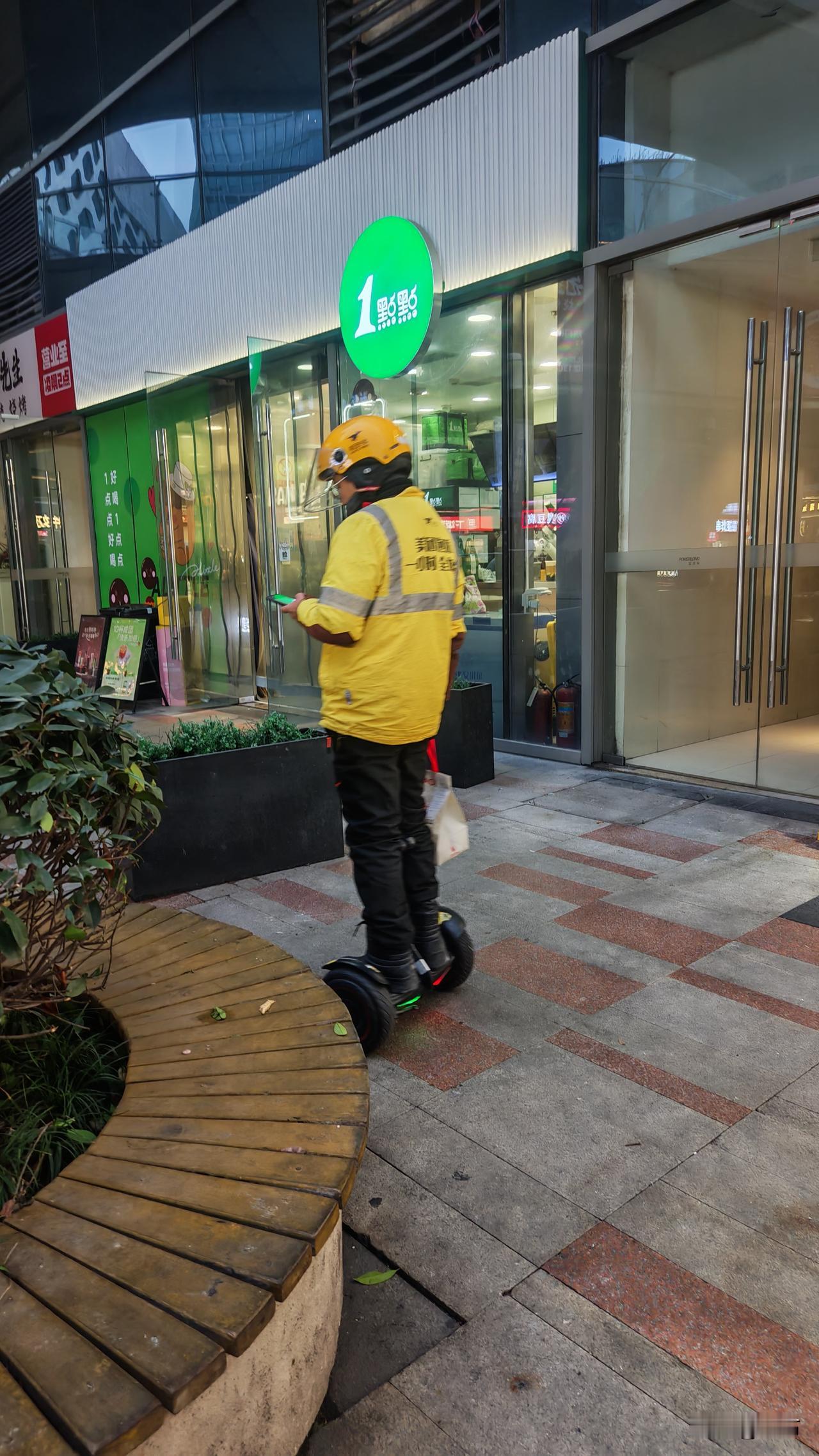 哪吒投胎转世，脚踩风火轮穿行在千家万户之间。