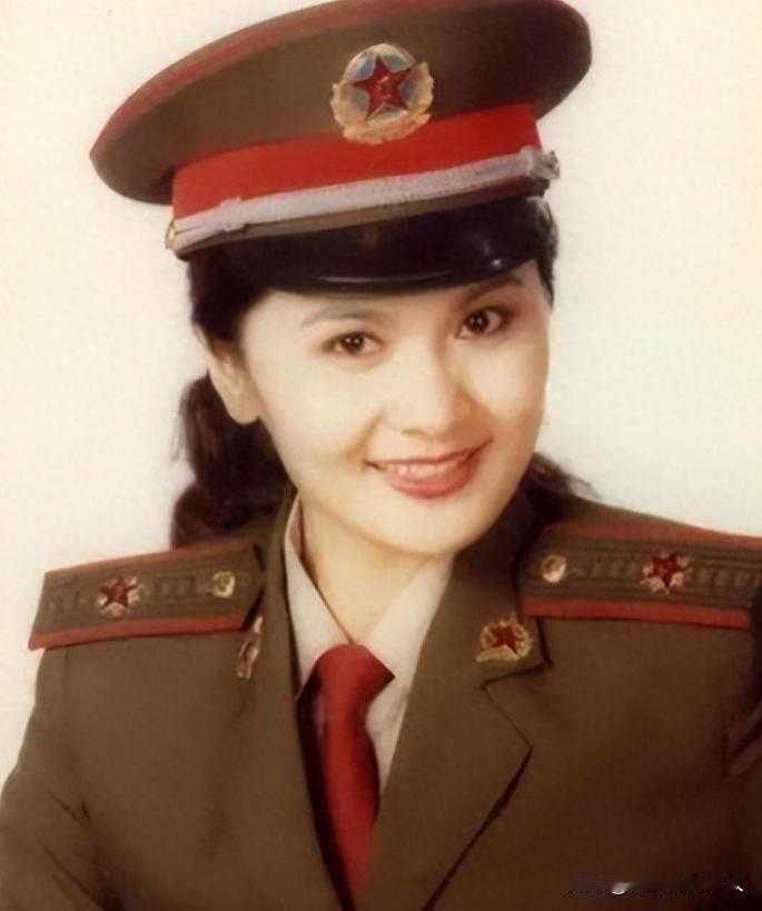 南京画展的角落里，一幅名为《老兵勋章》的画作常惹得观者驻足，画布上那抹金属质感的