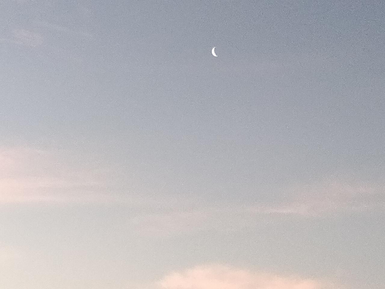 月牙月相
农历每个月的月初或月末：日落出现在西方天空就是“新蛾眉月”（农历初二到