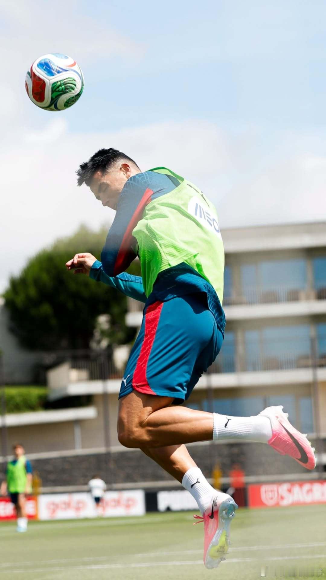 C罗开心备战世界杯梅西C罗姆巴佩备战世界杯围观世界杯 轻松备战笑意常在，C罗全身