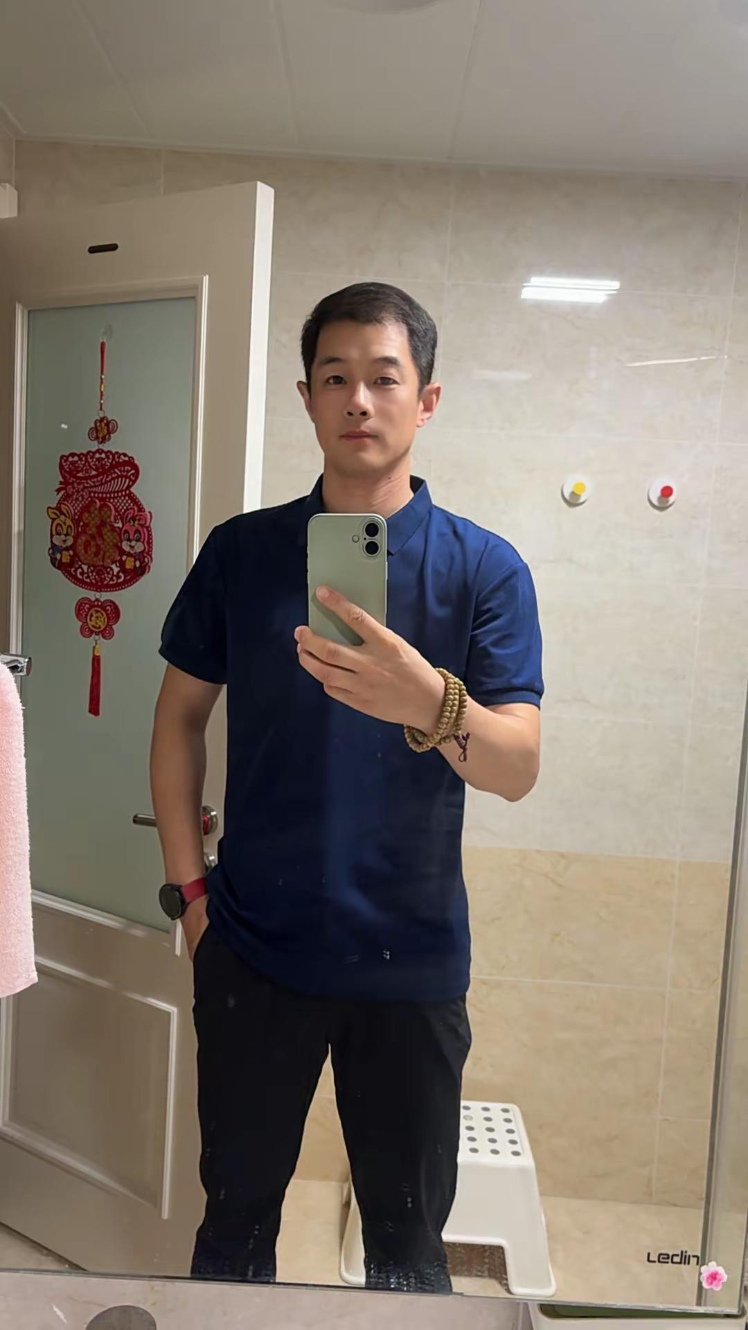 积极，向上，明媚，不屈不挠。出差杭州。准备感受一下美丽大杭州的晨跑出差 80后 