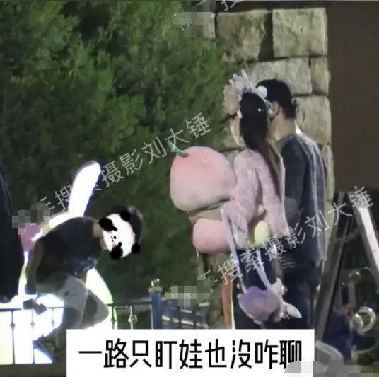 黄晓明baby带小海绵去迪士尼，两人各自安好很体面。狗仔刘大锤近日拍到黄晓明和A