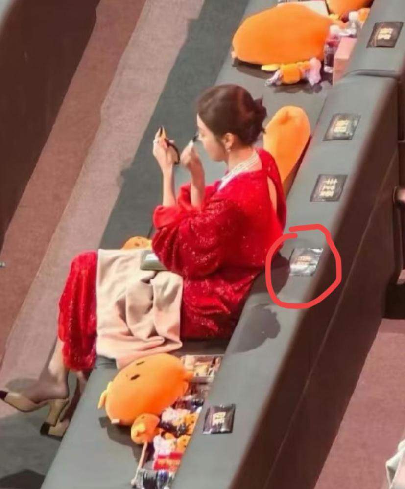 微博之夜的第二排，一张沙发，本来是三个人的电影：新晋影后辛芷蕾坐中间，肖战、杨幂