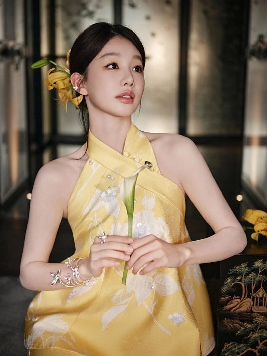 徐梦洁 民国大小姐徐梦洁的民国大小姐造型简直是从旧时光里走出来的美人，一袭剪裁得