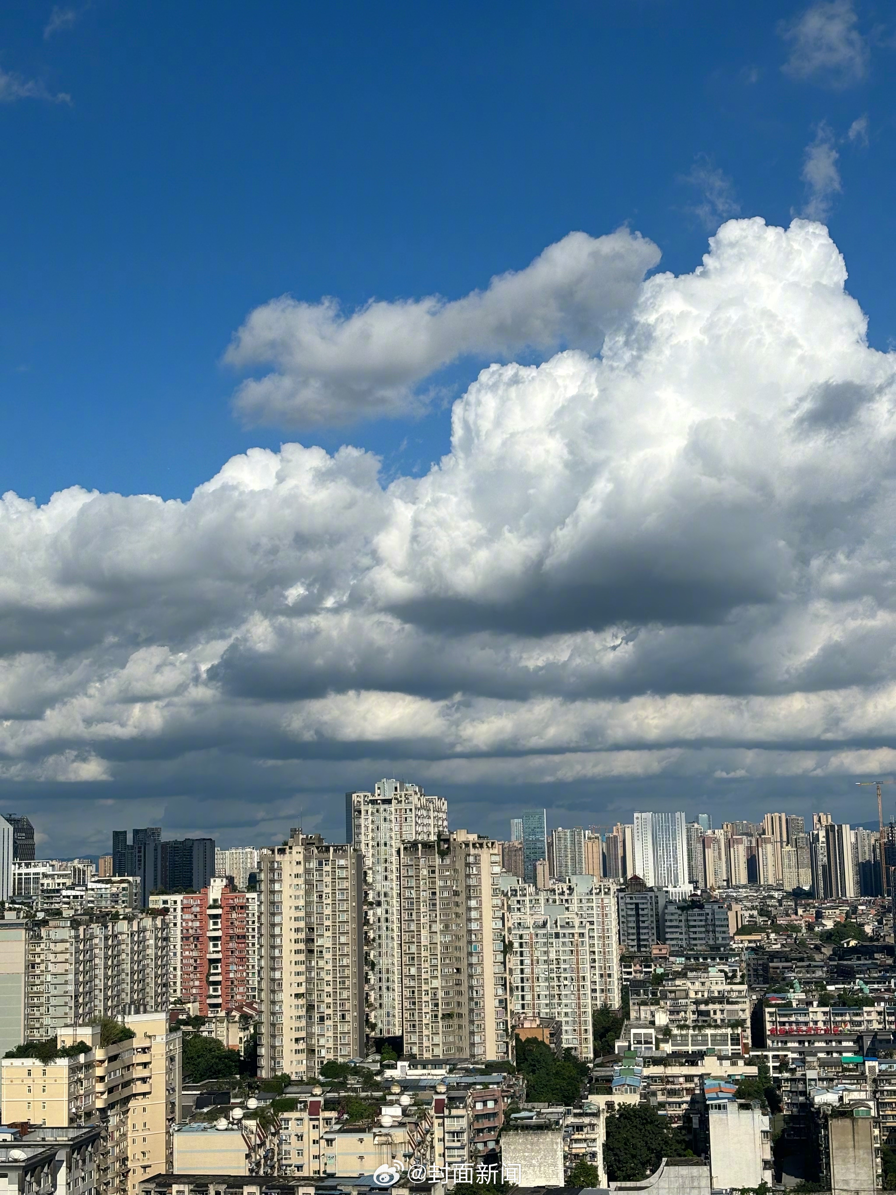 【治愈！#被成都的云硬控了#[哇]】今日，成都天空出现超治愈的云团，在蓝天的映衬