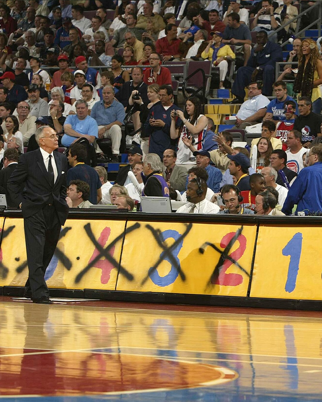 李小冉 你吃过麻辣拌吗还记得2004年冠军活塞的喷漆胜利墙吧！不知道如今的联盟还