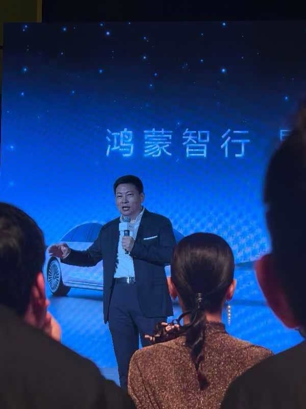 #叔圈天菜今晚都在这儿了#华为在今晚举行了鸿蒙智行星光之夜双九旗舰车主活动，问界
