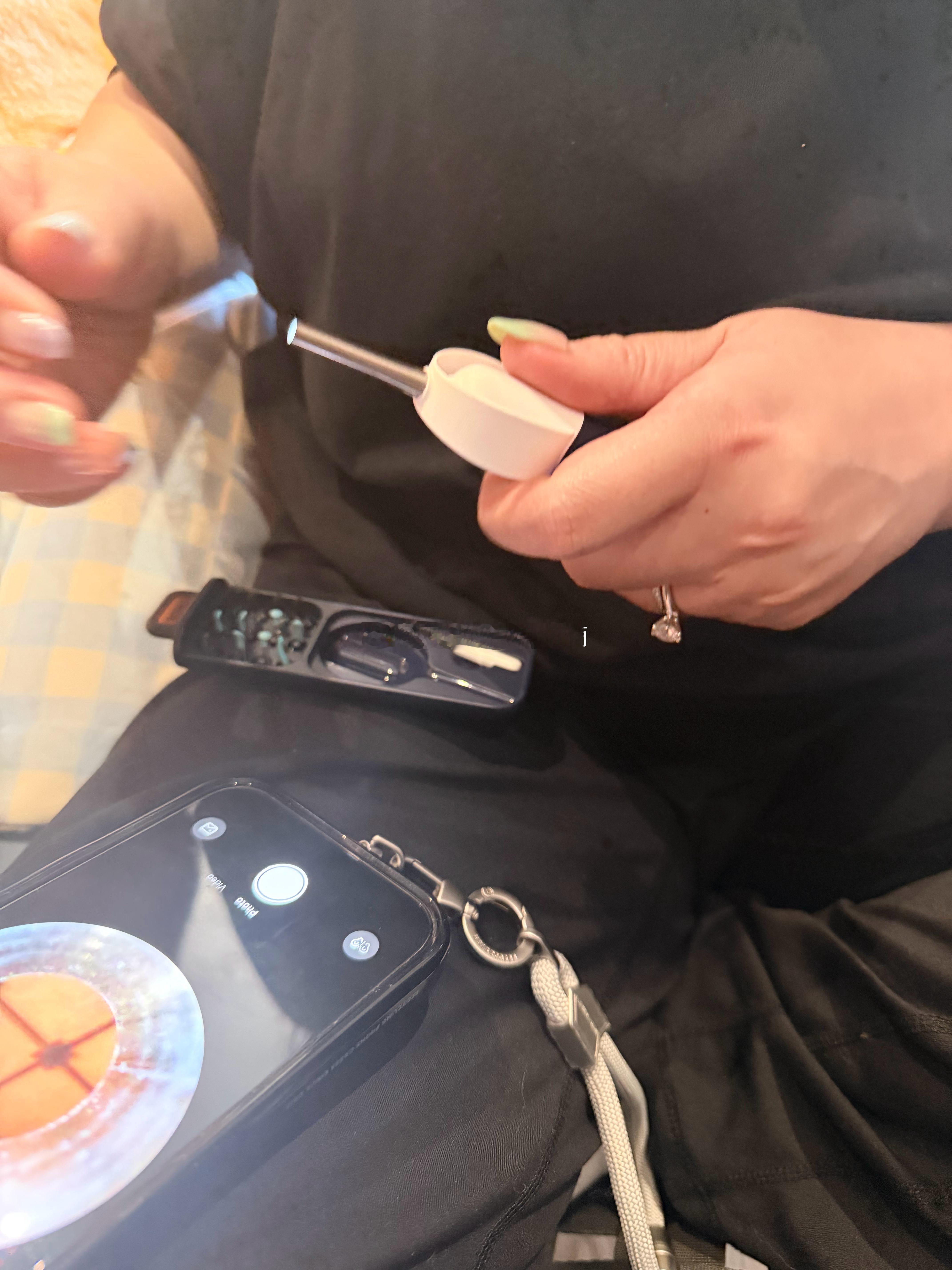 我妹买了个掏耳朵神器能自己看到里面我不敢