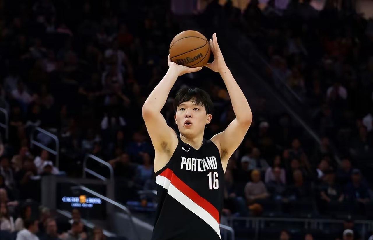 开拓者板凳席冰冷如铁。
但克林根的眼睛在燃烧。28分钟，18分11板。
篮下强起