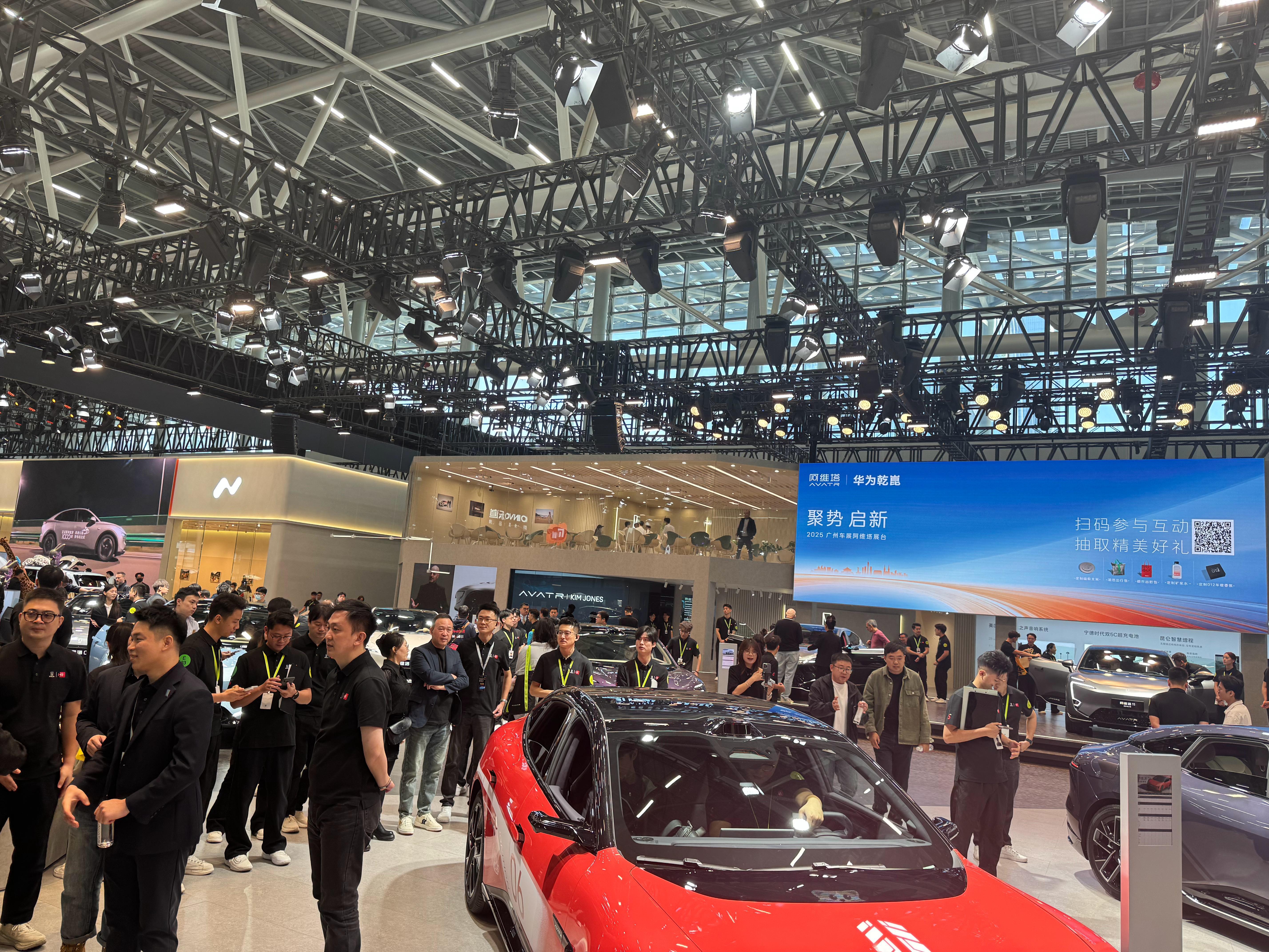 今天又来车展了，到了阿维塔展台怎么这里这么多人。 