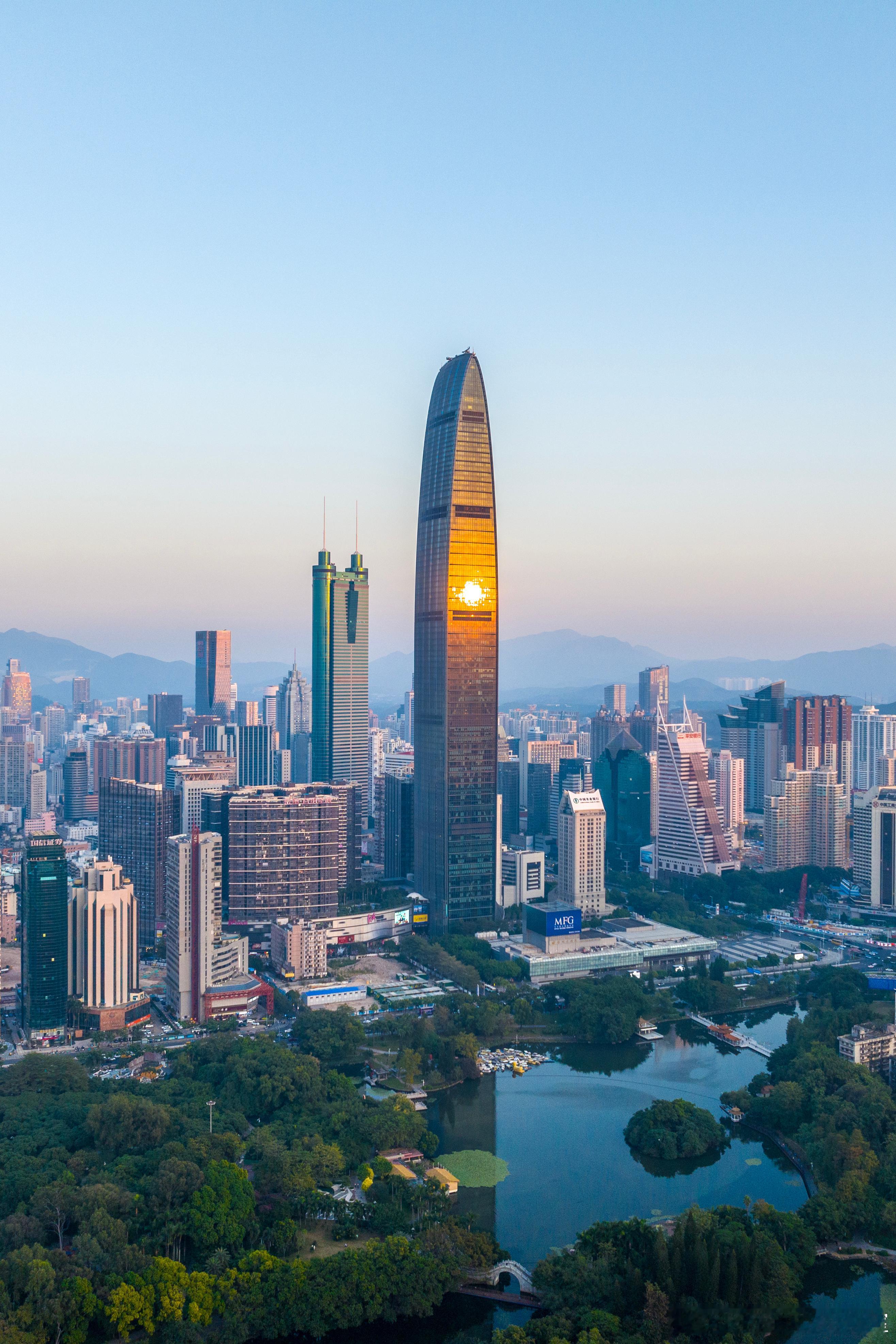 财务管理是公司管理的最高优先级，高于战略布局，如同打仗中的后勤。要保障公司一切经