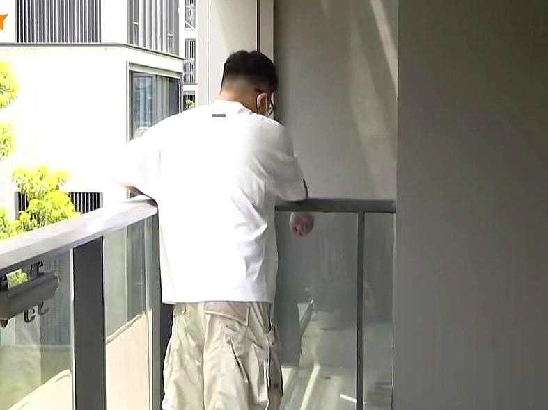 二楼阳台外面天天掉“套”？
还时不时掉没拆封的，你能忍？

最离谱的是，人家不是