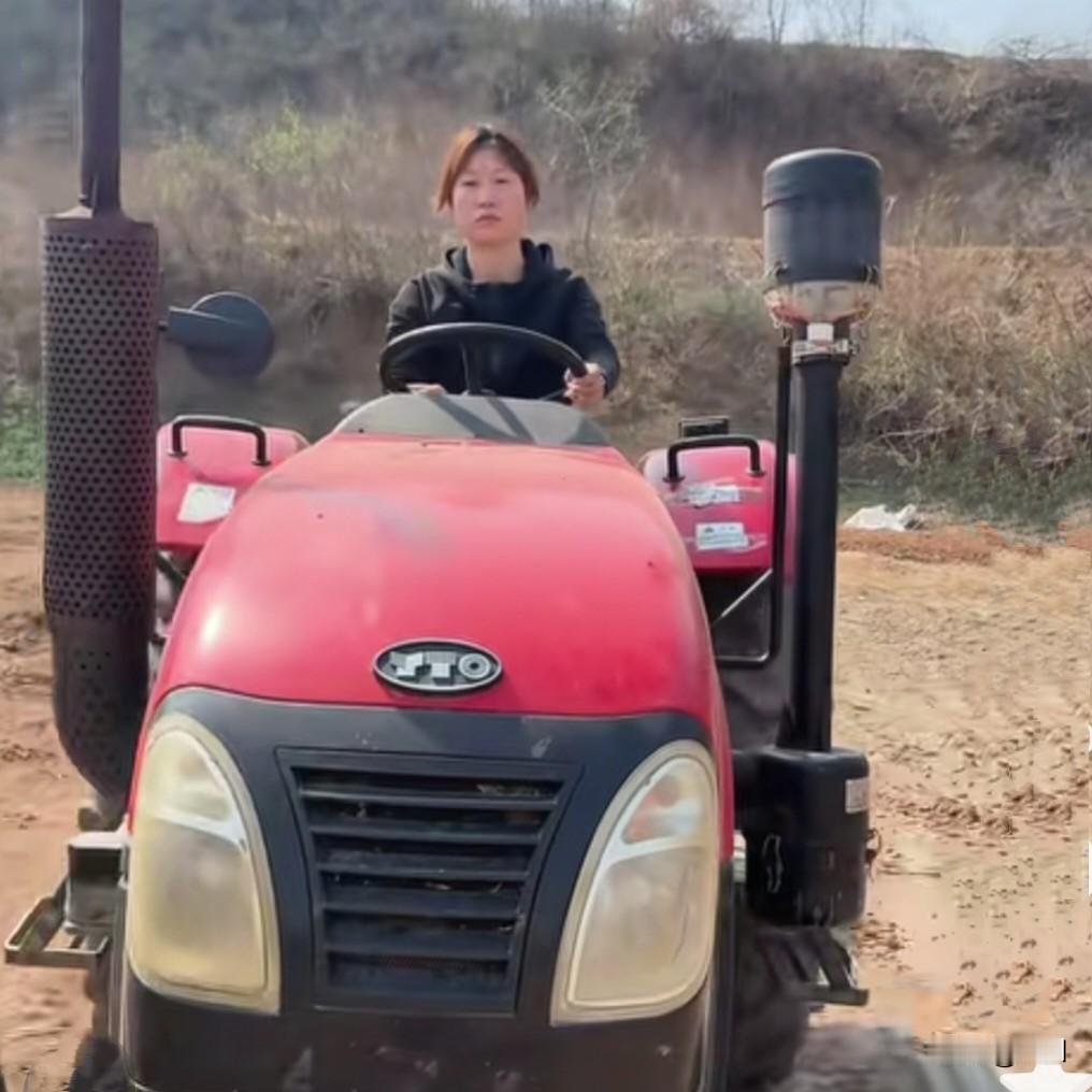 平平开拖拉机的模样真是又飒又酷！

她稳稳当当地坐在拖拉机驾驶座上，双手灵活地把