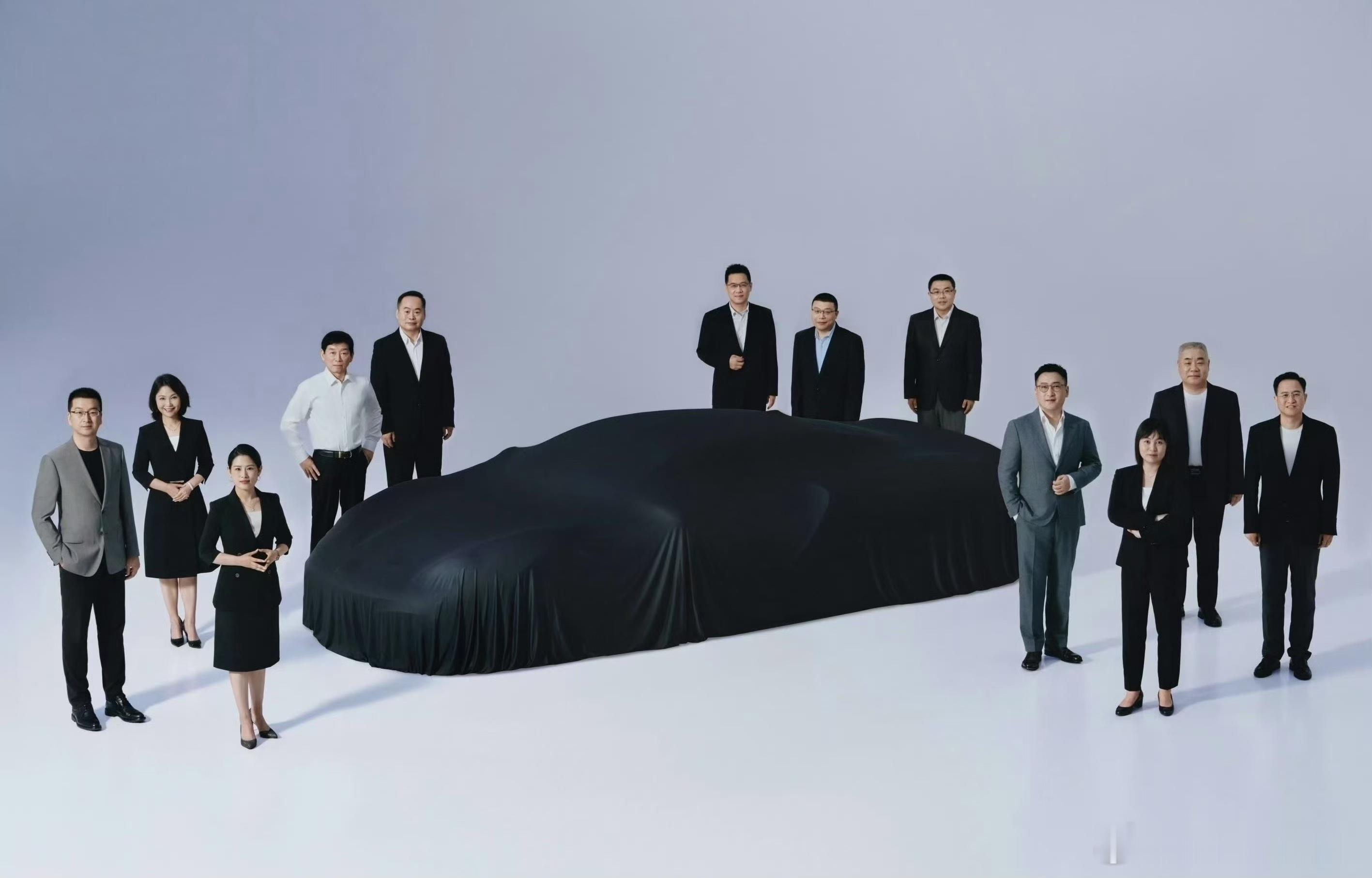 长城超跑？8缸还是12缸，好难猜啊站了12个人不会是12缸吧？[doge]长城汽