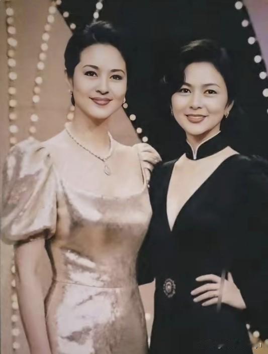 年轻时候的倪萍跟关之琳站一块拍照，完全没被港风大美人压下去。关之琳精致亮眼是公认