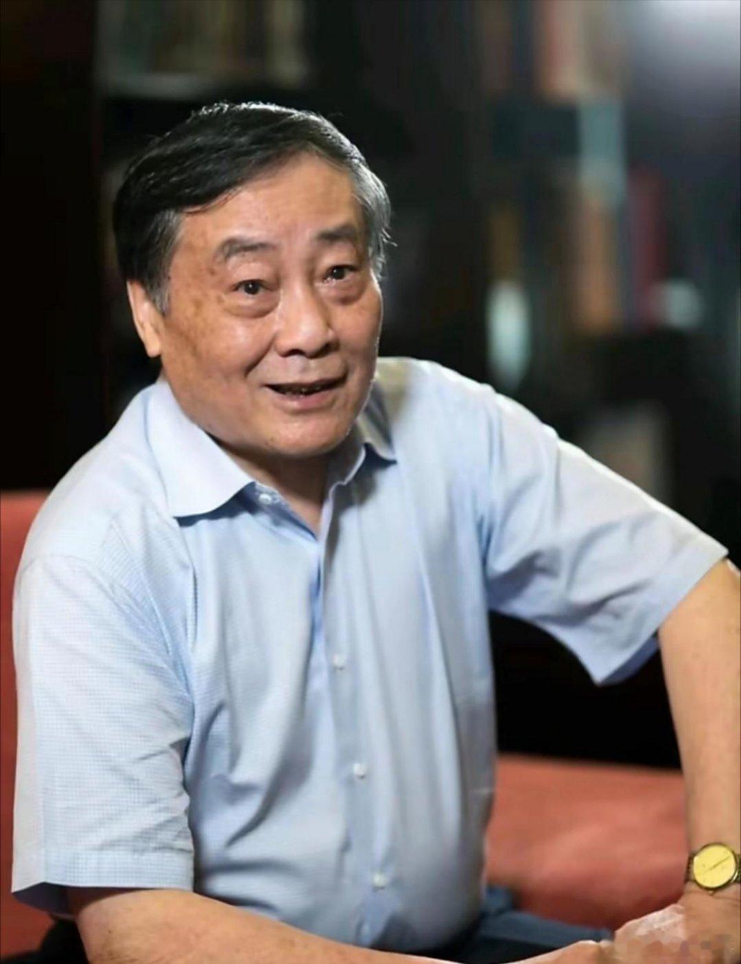 破案啦！宗庆后不是不想公开俩儿子，是没辙啊。03年春晚，他跟原配施幼珍、独女宗馥