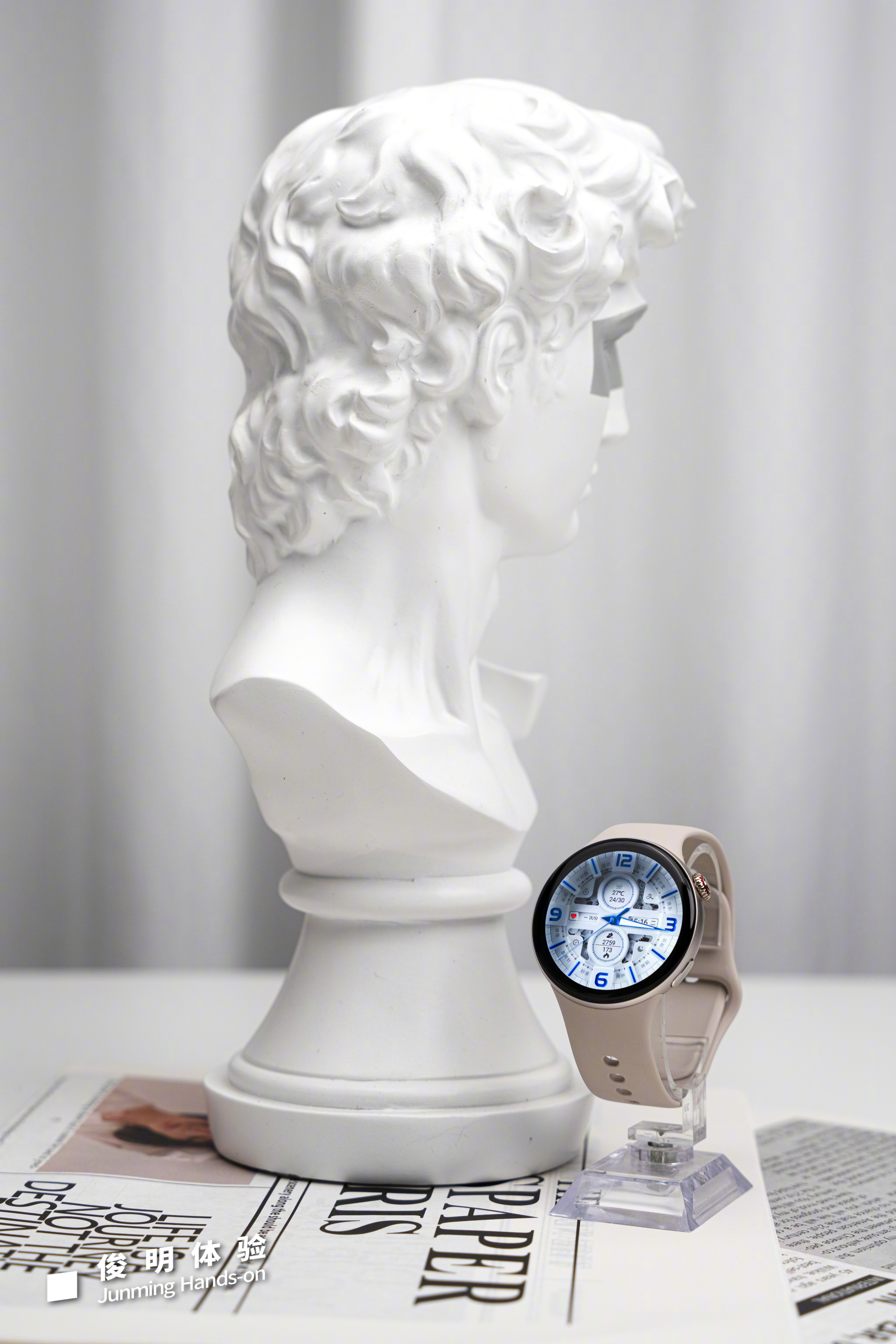 最近戴了一段时间的 vivo WATCH 5，说实话，第一感觉就是——这块表太轻