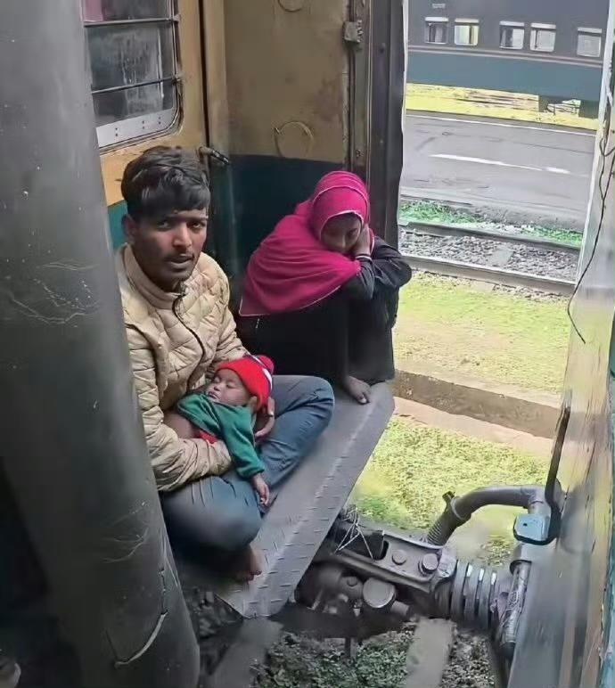 这种跪舔印度所谓贫困线以下坐火车的人，如果真让他天天生活在印度，并且还是这种贫困