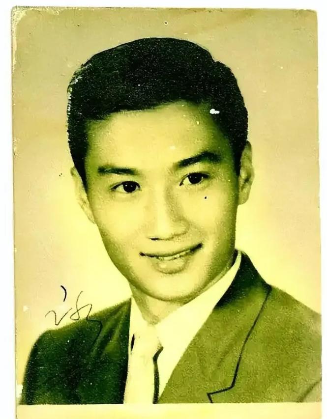 谢贤掌掴曾江事件，说到根儿上，是个尊严问题。谢贤当众打曾江，让曾江很没面子，但事