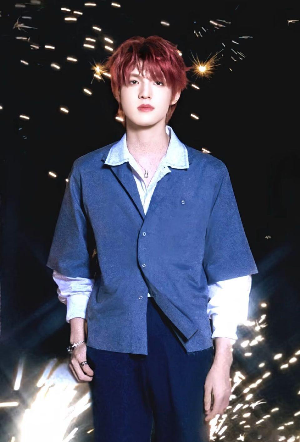 张泽禹伞吹歪了发型都没乱张泽禹这职业素养我服！海边拍ELLE盛典出发图，伞被吹得