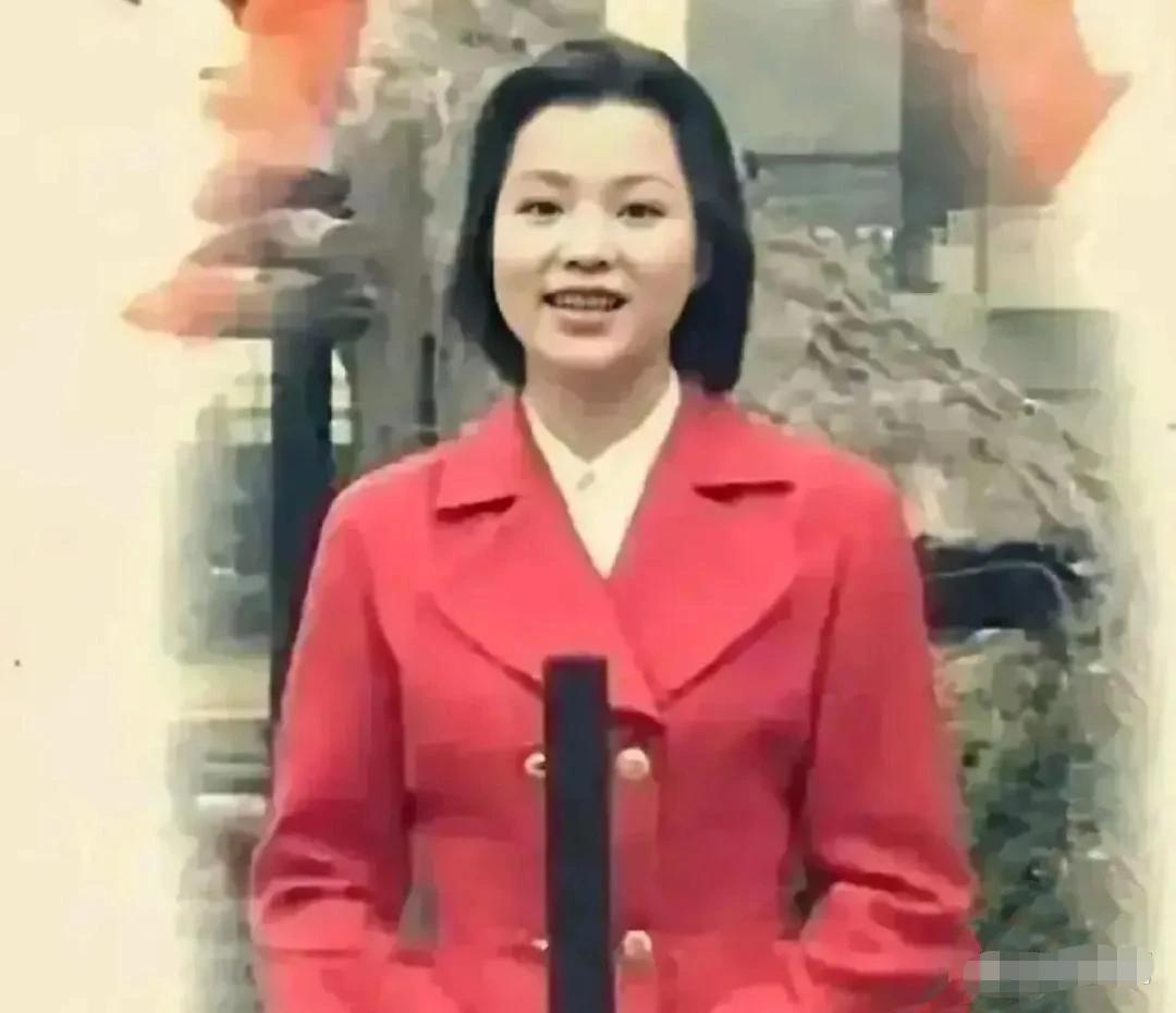 90年代初，刚刚到电视台工作的董卿青涩时的照片，完全就是个刚出社会的小女孩打扮，