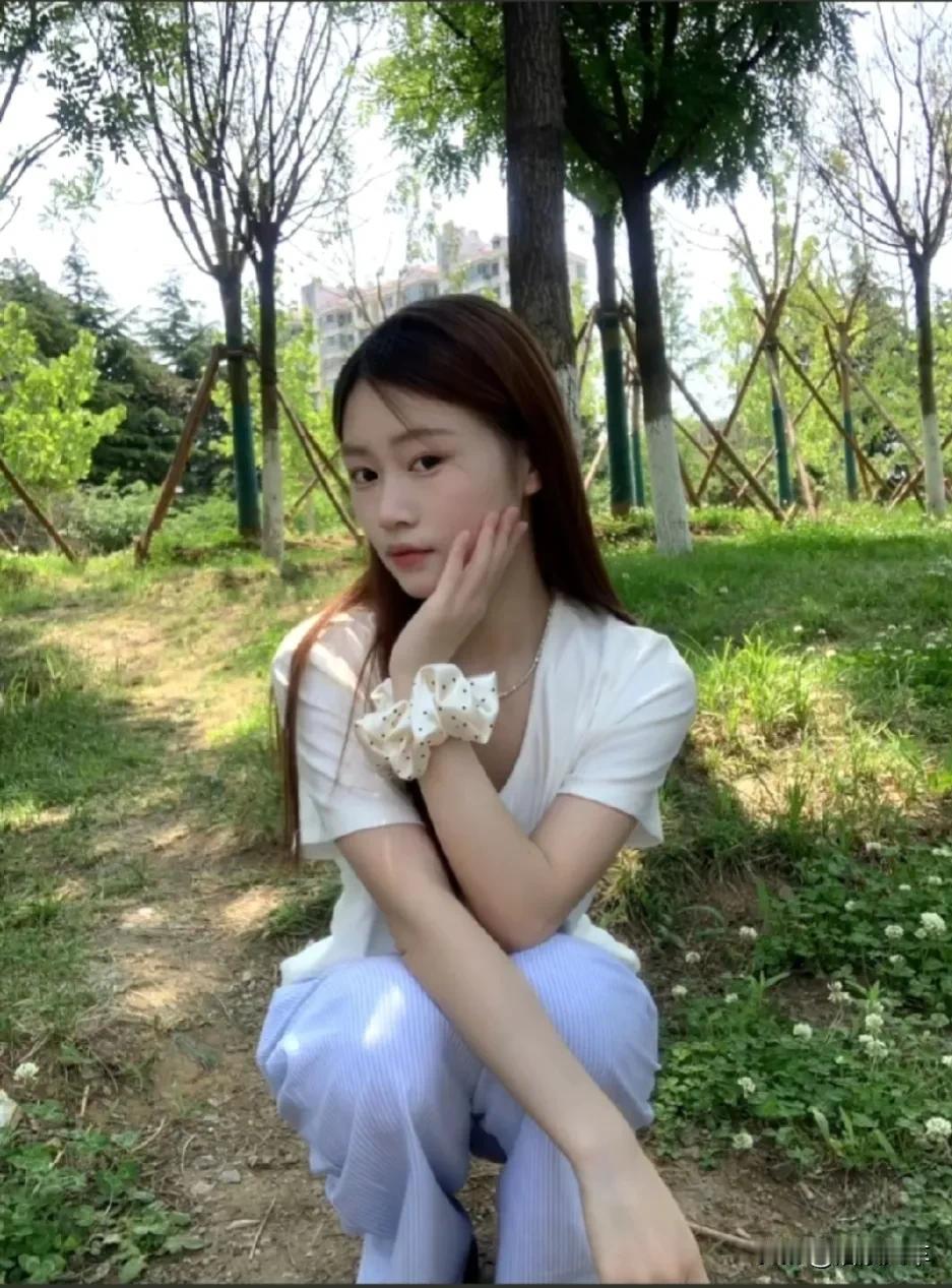 #一句诗词形容夏天#
一个吃饭头顶不断冒汗水的季节
一个在工作时候全身湿透的季节
