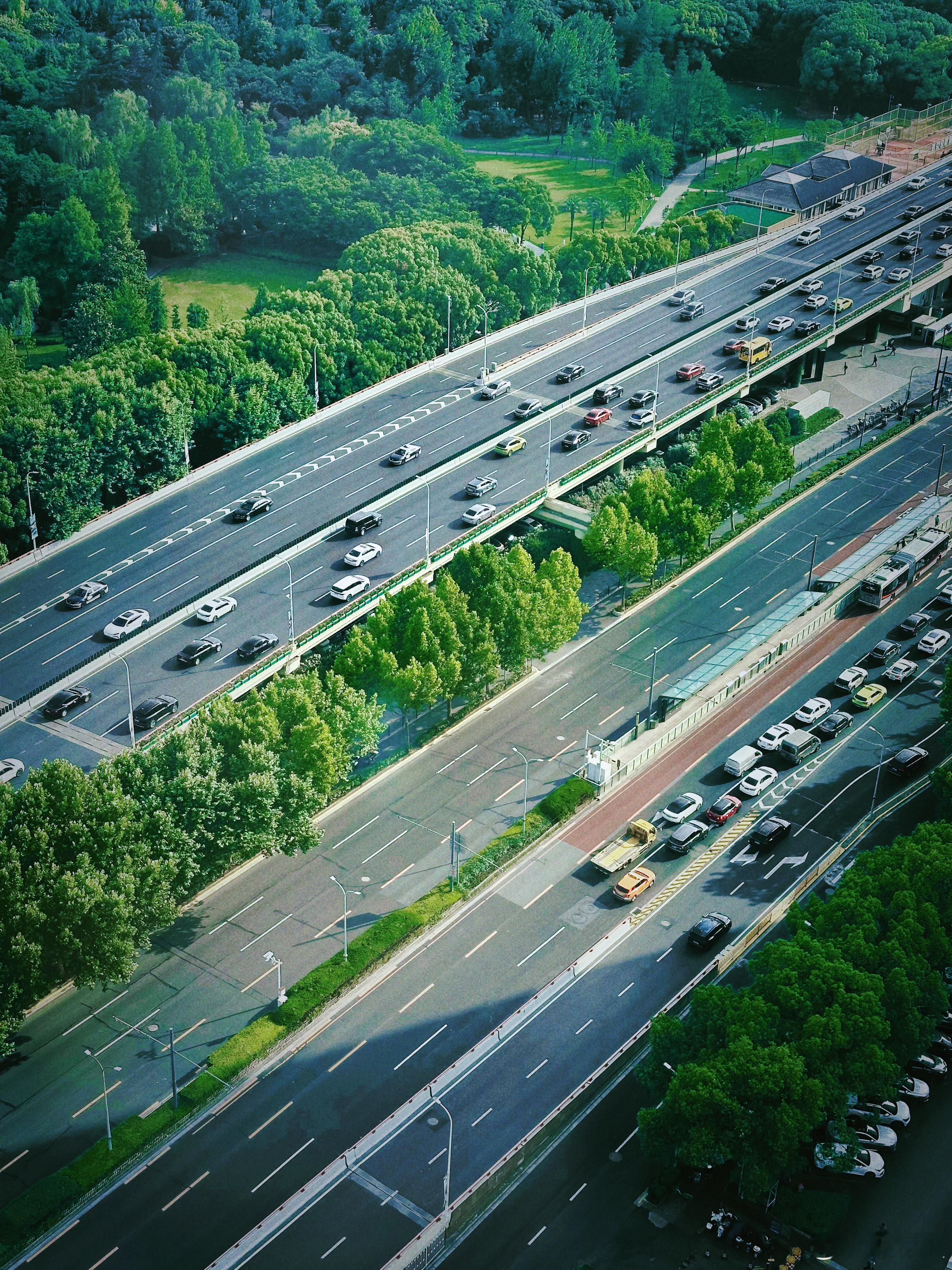 傍晚归家的车流，是城市景色动人的部分。 ​​​