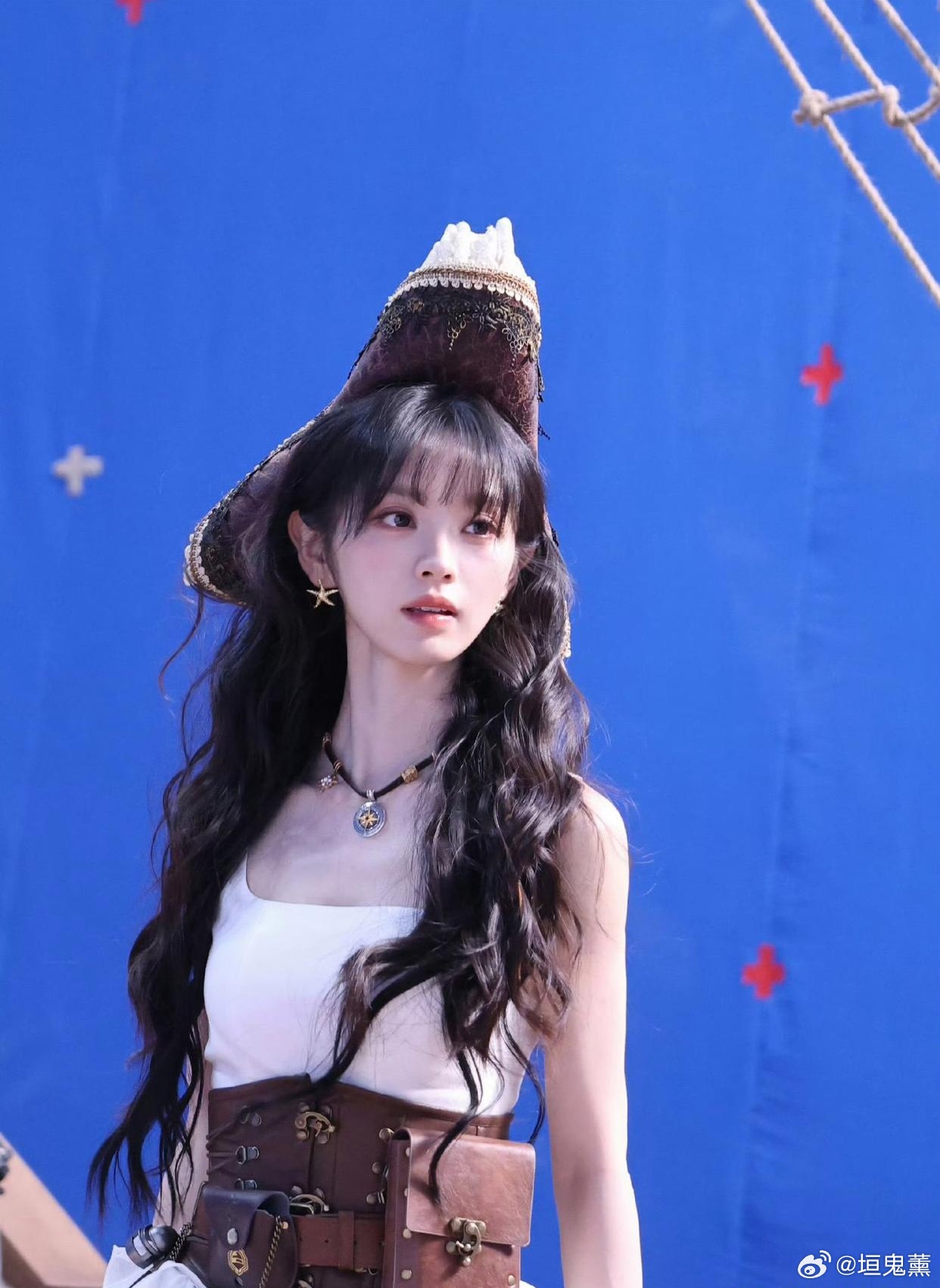 田曦薇今日以女船长造型营业。古灵精怪的模样，是甜酷美女船长没错了。自《逐玉》大爆