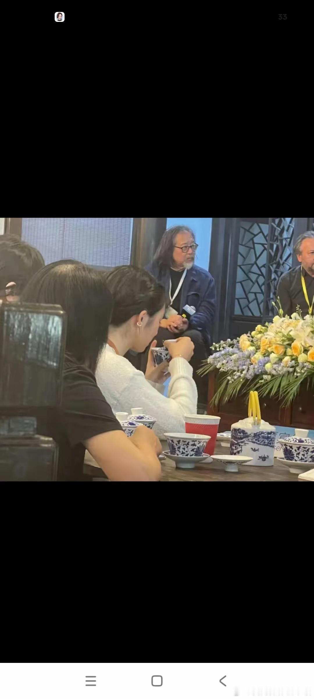 黄多多与妈妈现身看爸爸话剧黄多多和妈妈孙莉现身剧场，去看爸爸黄磊的话剧！ 对，就