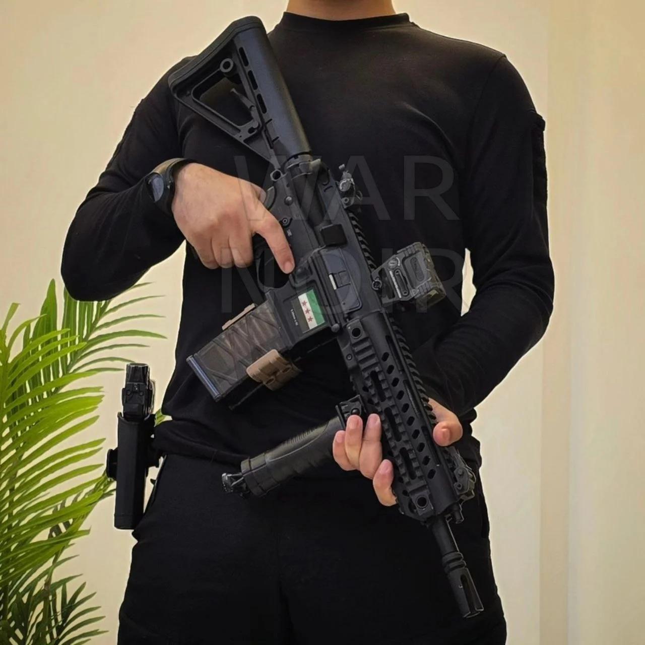 后阿萨德时代的叙利亚陆军士兵正在操作土耳其制造的 Kale KCR556 5.5