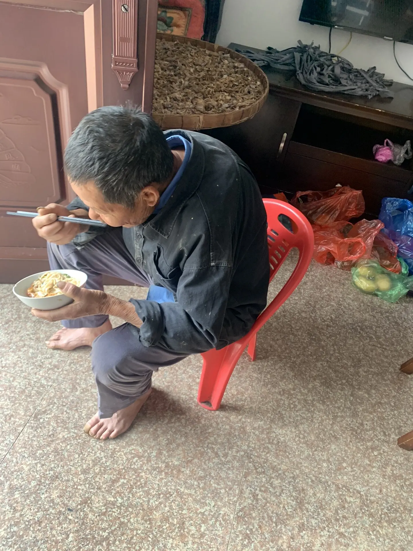 这位老人是我的爸爸，因爸爸身体不舒服把他接我这小住了几天，每天都会重复...