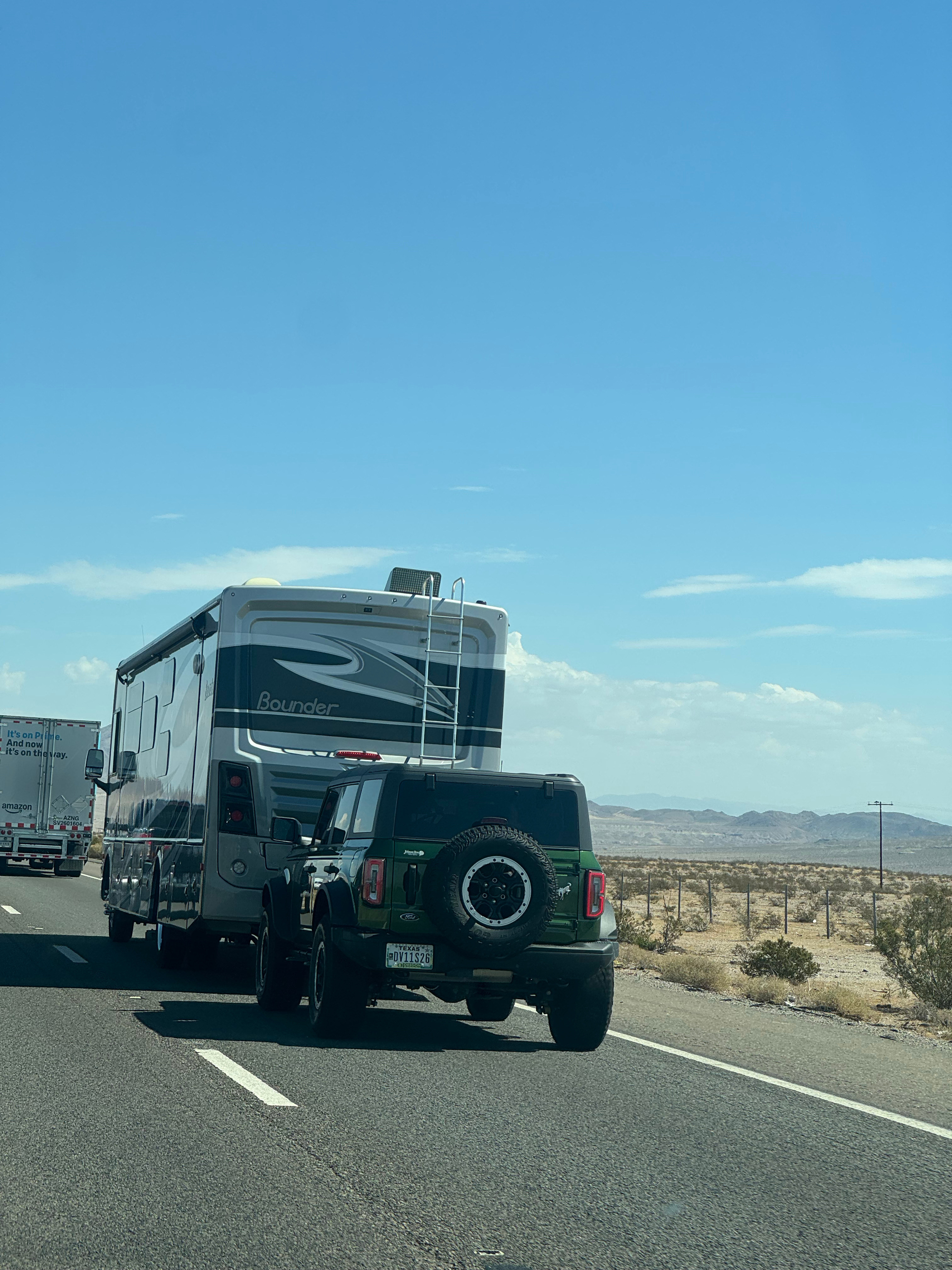 从LA到Las Vegas路上总能看到这种硬链接的房车拉个其他汽车，后车可以同步