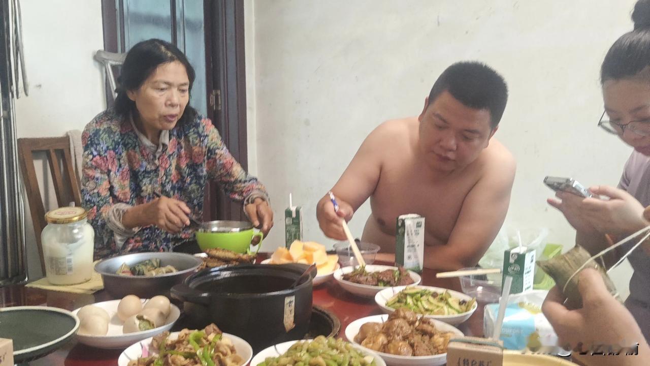 上联:红梅傲雪盈门喜
下联:喜鹊登枝满院欢
       (你对下联)

   