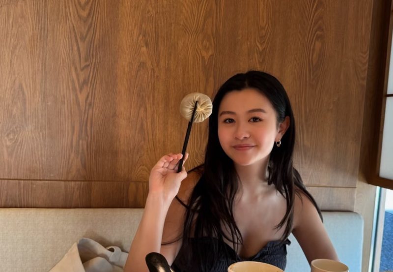 邱淑贞二女儿晒照 近日，邱淑贞二女儿沈日社交平台发布了自己到北京游玩的动态，除了