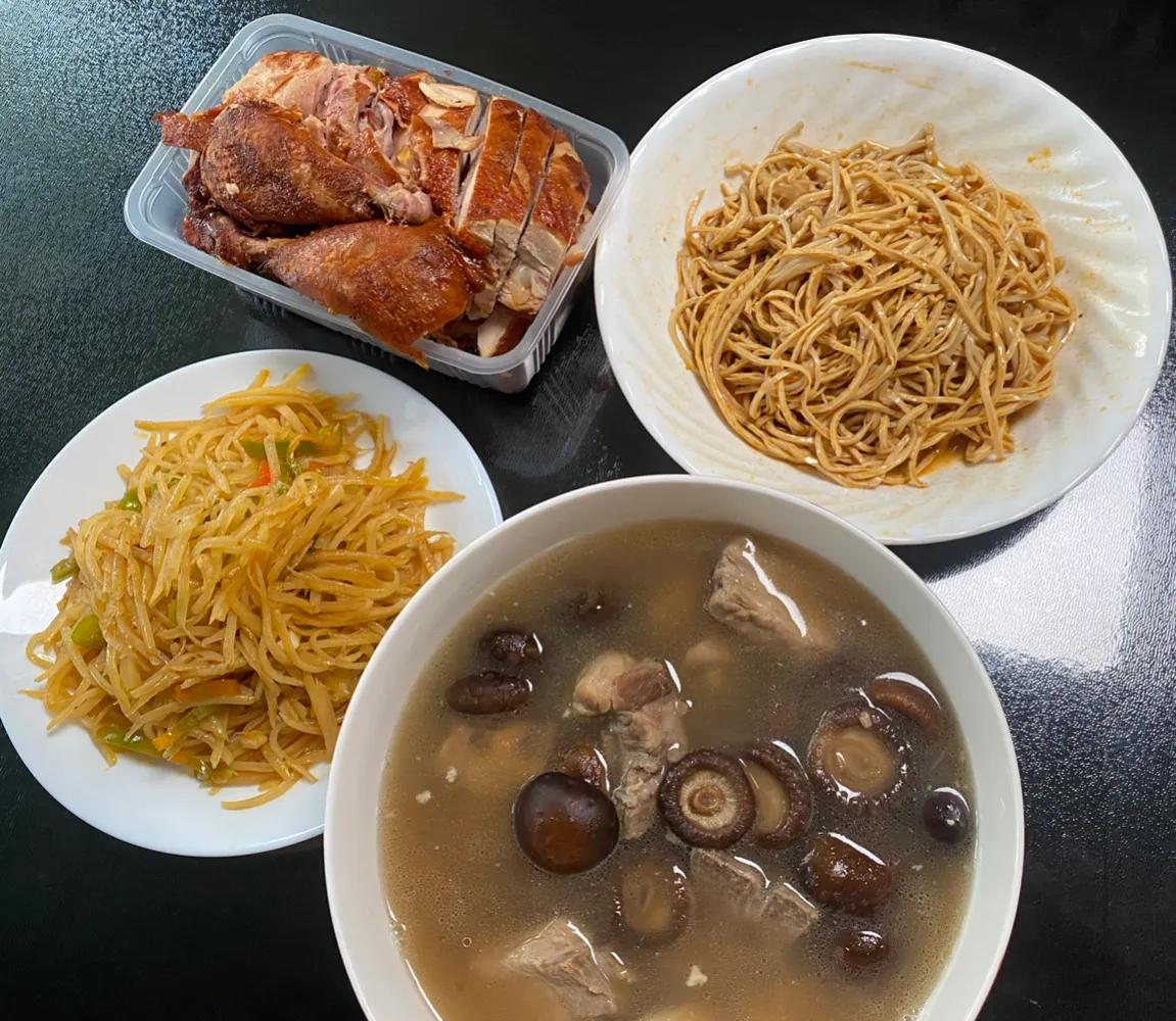 今日晚餐，50元买了一只百味鸡，发现好久不买的紫艳，真的是很贵。

今日晚餐：百
