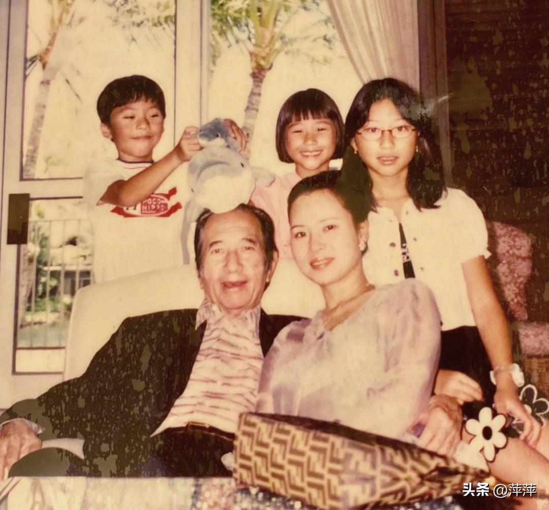 何超莲在社交平台分享这张旧照，赌王何鸿燊与三太陈婉珍端坐前排，她和双胞胎弟弟何猷