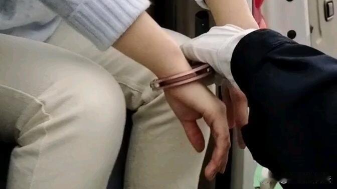 太荒诞了！广东清远，女孩16岁时开始叛逆，学会了抽烟喝酒，还与人去泡吧，这让女孩