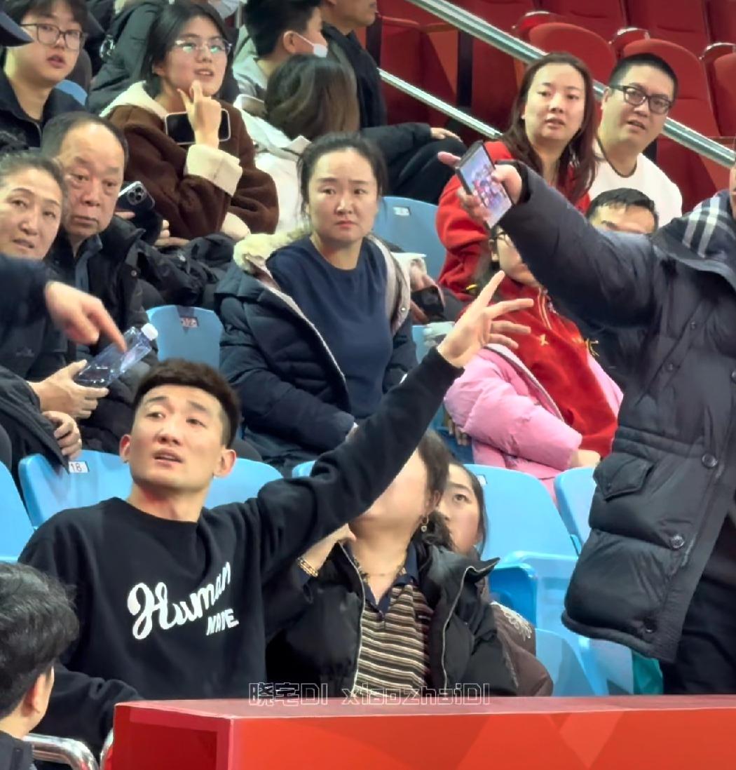 一大早看到了孙铭徽与安保发生冲突的事，从现场看，一开始孙铭徽还是非常理智与克制，