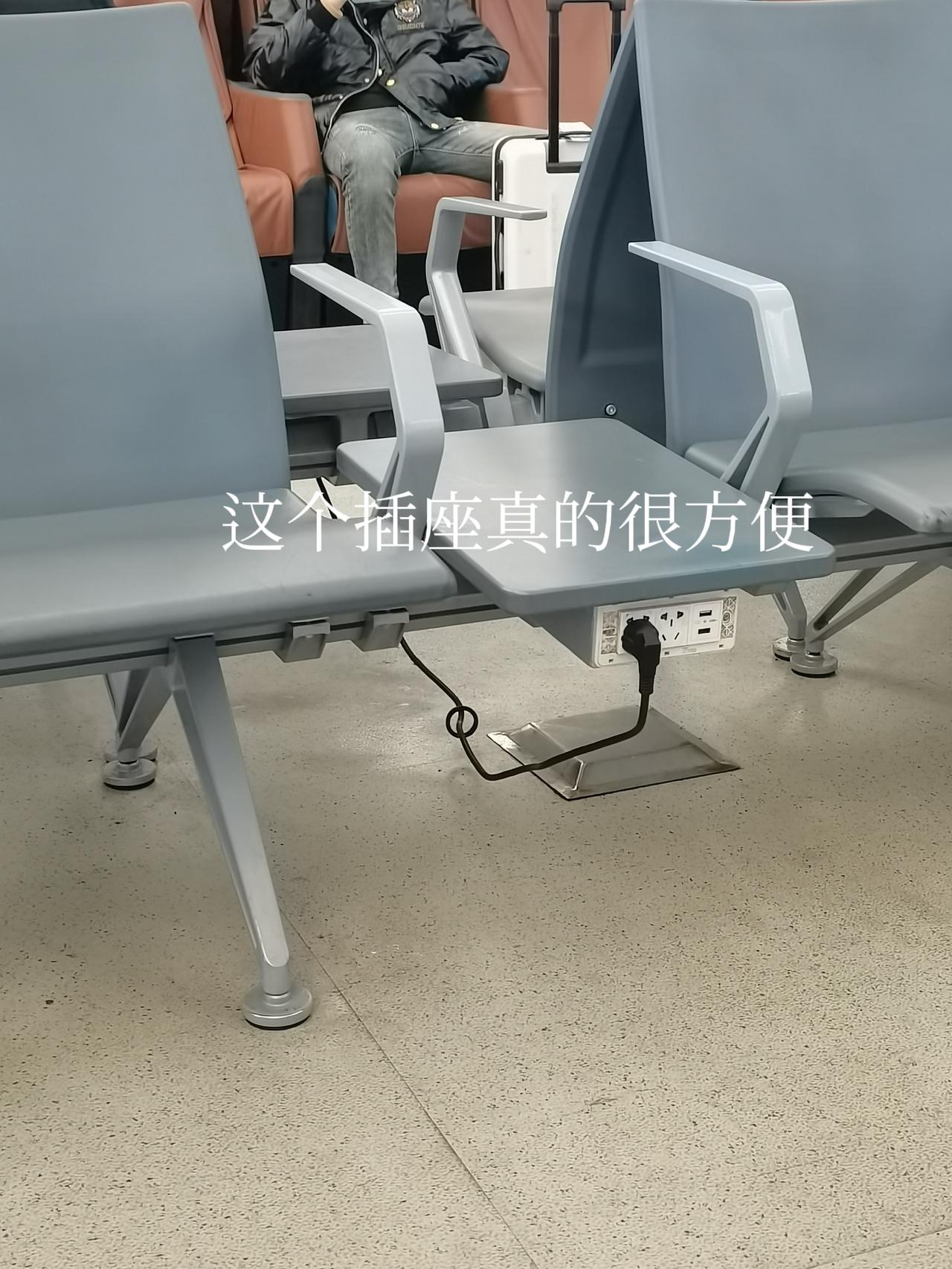 机场候机大厅座位下面的插座真的很方便。
回深圳同样的又是早晨7点起飞🛫，盐城机