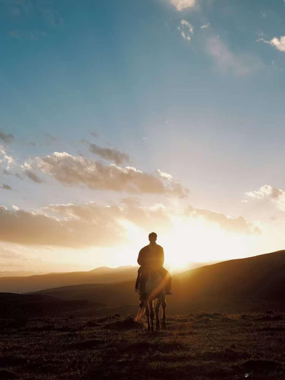 丁真亮相马年春晚开场表演 满心欢喜蹲守 2026 年总台春晚，就为了开场表演《马