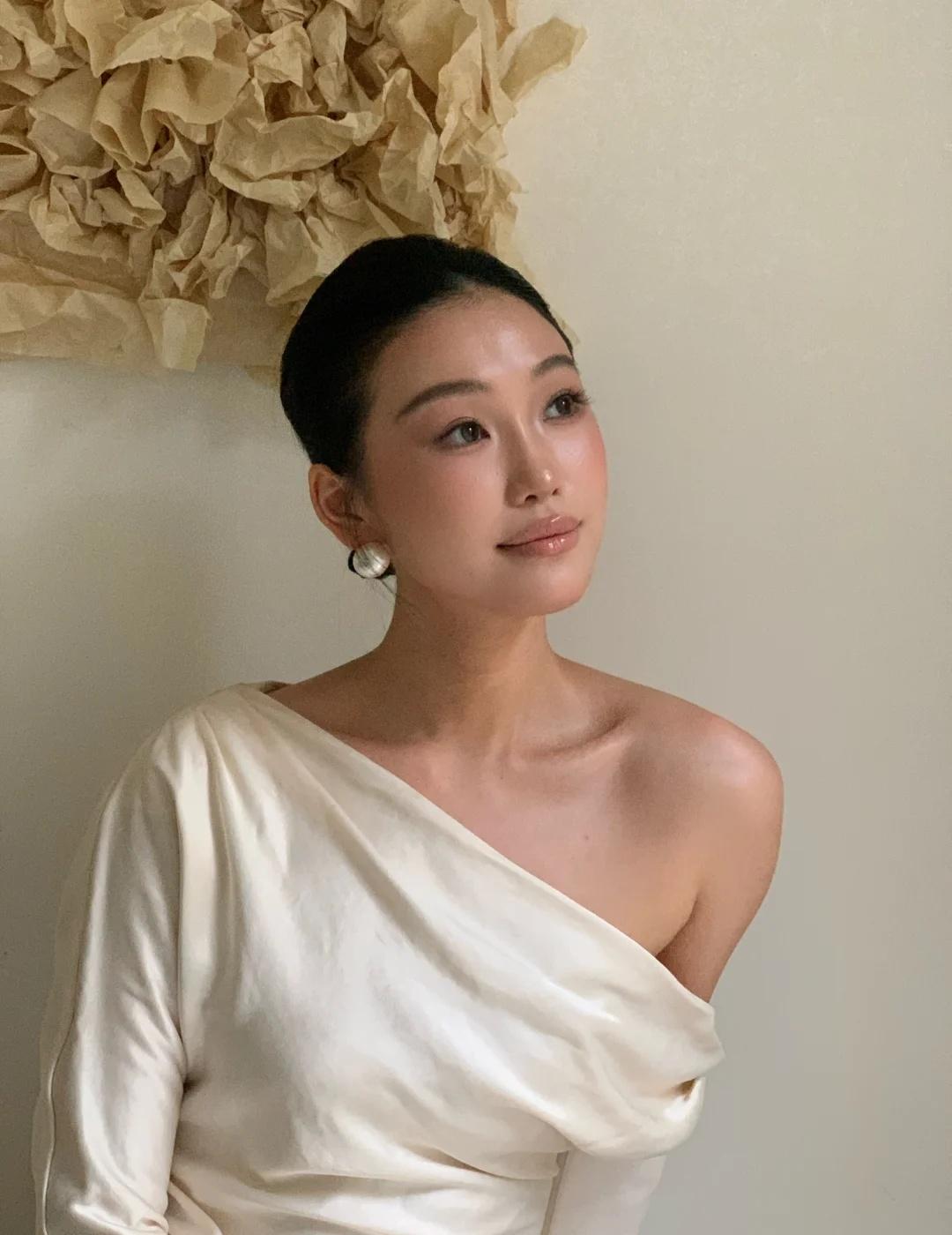 📱苹果xs的氛围感
是原生贵气感
她本来就很美～
（最后两张ccd）
广州化妆