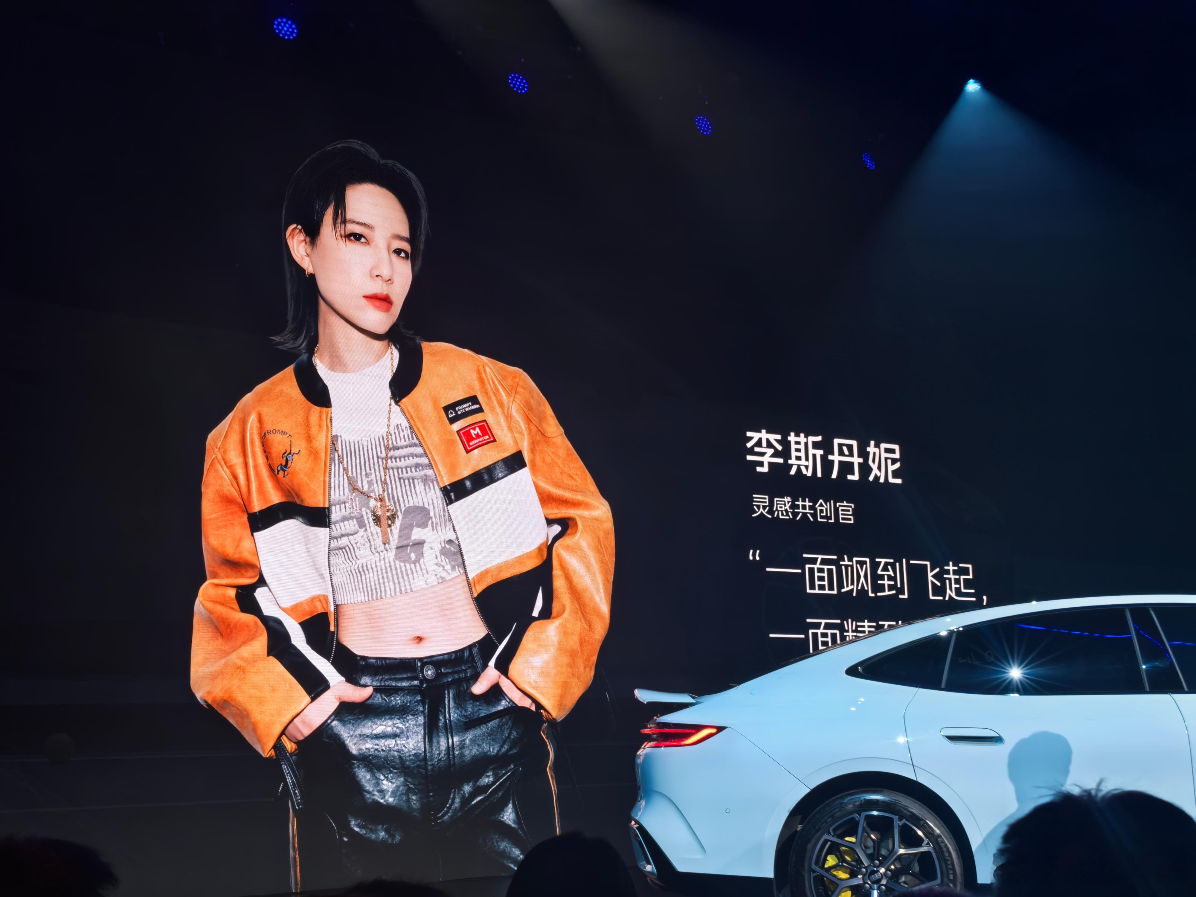 吉利银河TT全球首秀 审美自信，吉利银河TT拿捏了。联手时尚圈，设计不盲从。线条