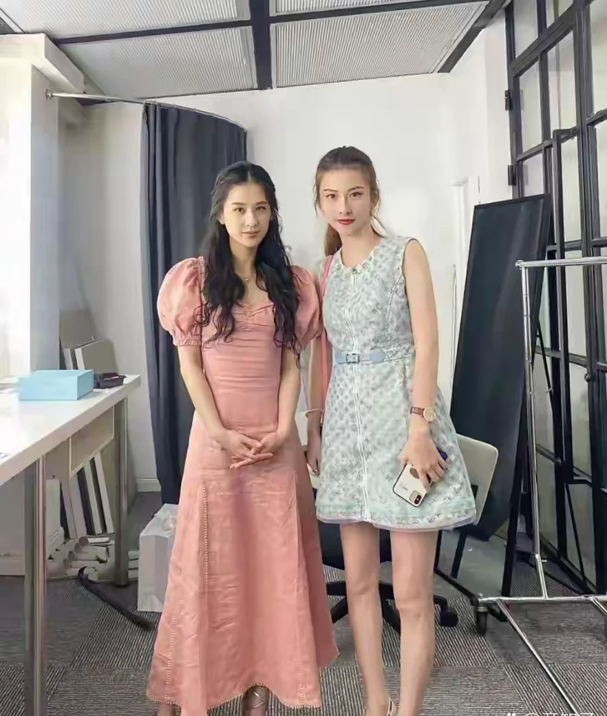 黄圣依淡雅妆容清冷精致