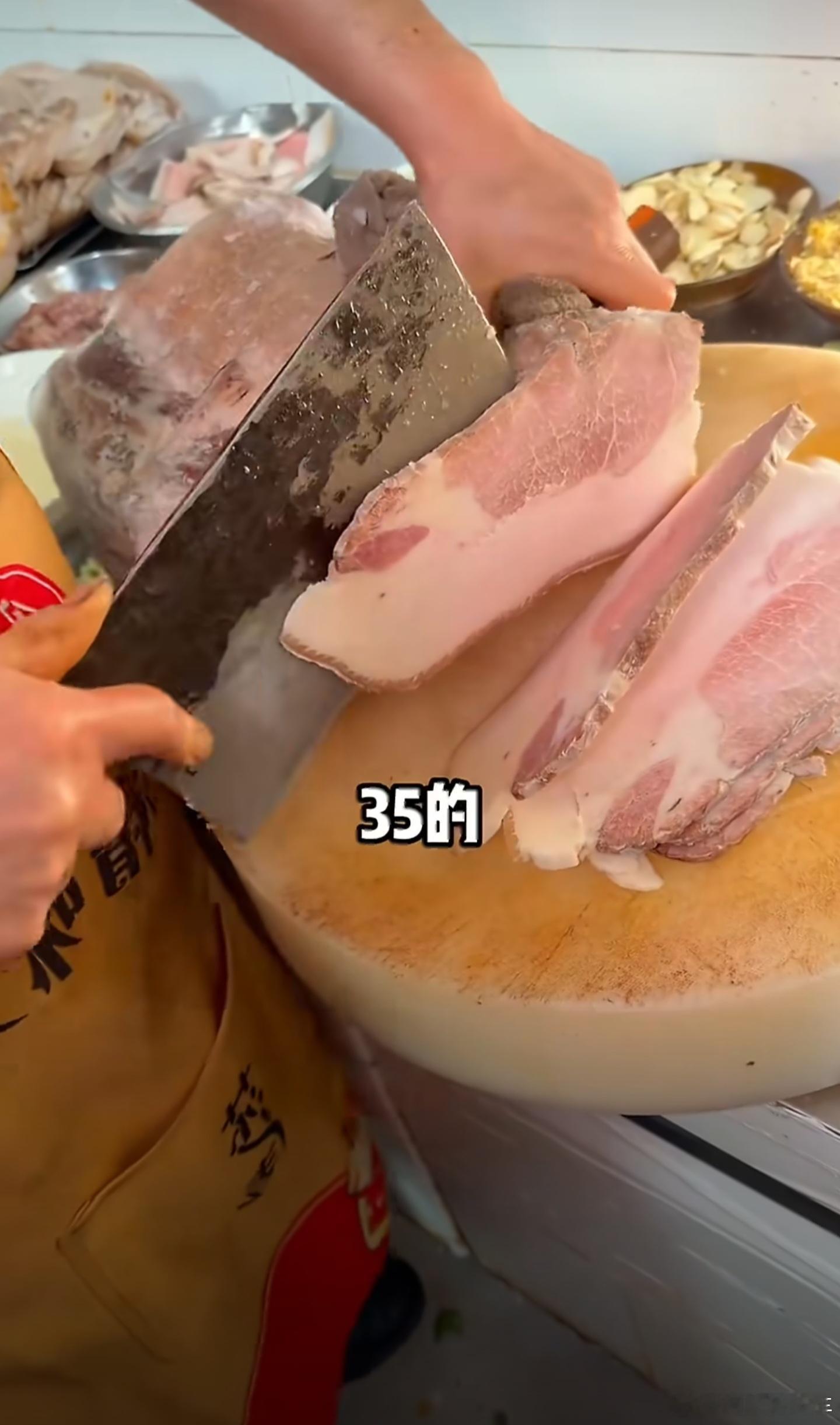 成都天价回锅肉3片卖105“35块一片回锅肉”听着像天价，“两斤多肉卖105”听